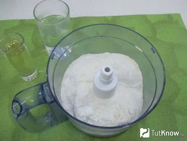 Tepung dituangkan ke dalam food processor