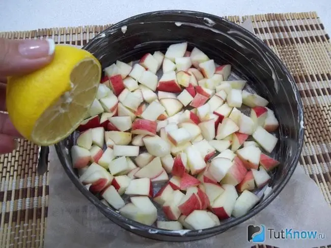 Lined with sliced apples and poured with lemon