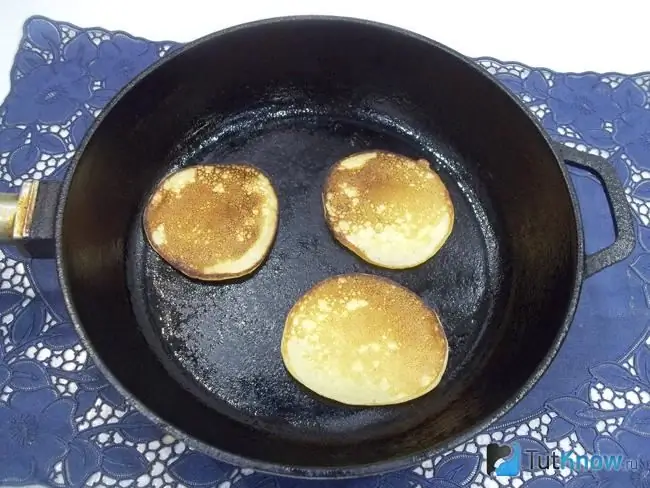 Fritters worden gebakken in een pan