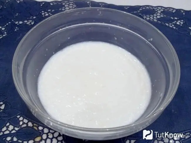 Kefir dituangkan ke dalam mangkuk