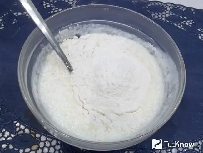 Flour is poured into kefir