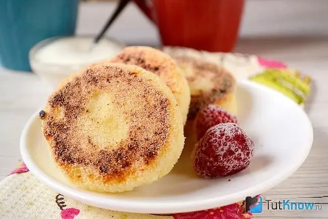 Delicious cheesecakes nrog semolina tsis muaj hmoov