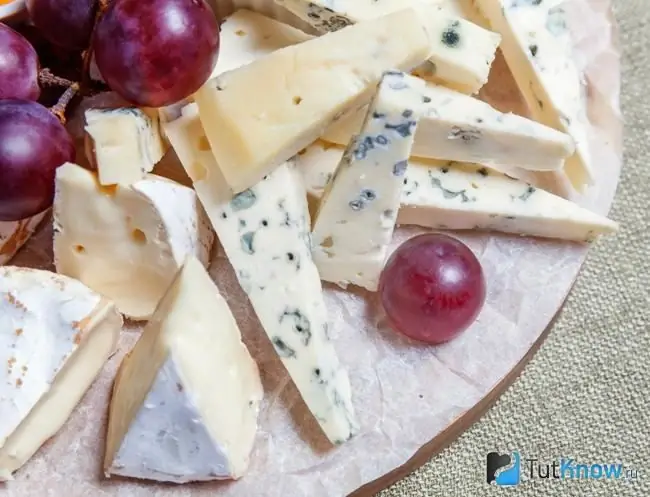 Tipos de queso Dor blue en bandeja