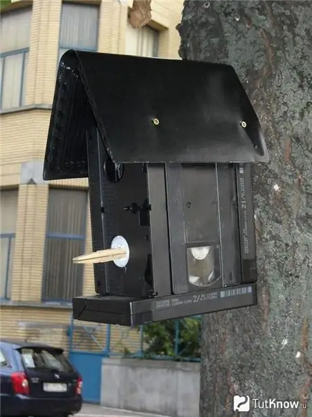 Vogelhuisje van videobanden close-up