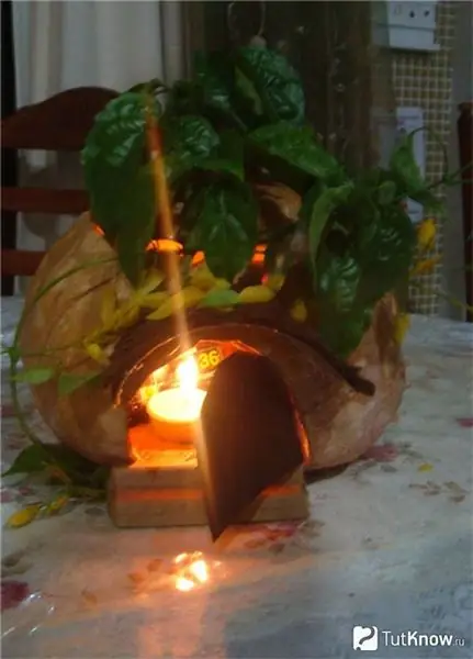 Maison de citrouille avec une bougie à l'intérieur