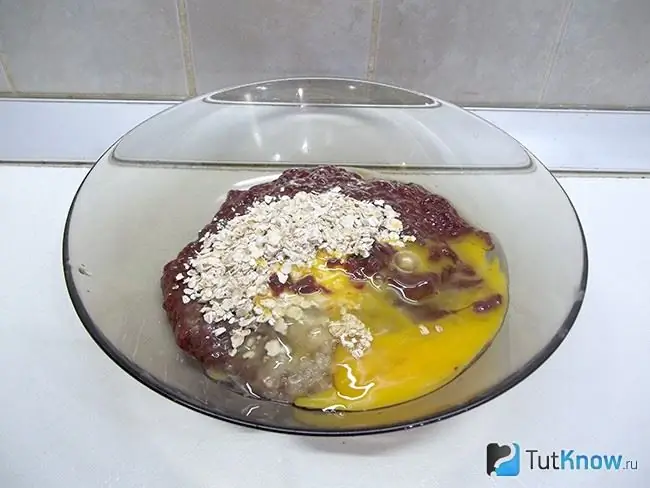 Oatmeal ditambahkan ke daging cincang dan telur ditambah