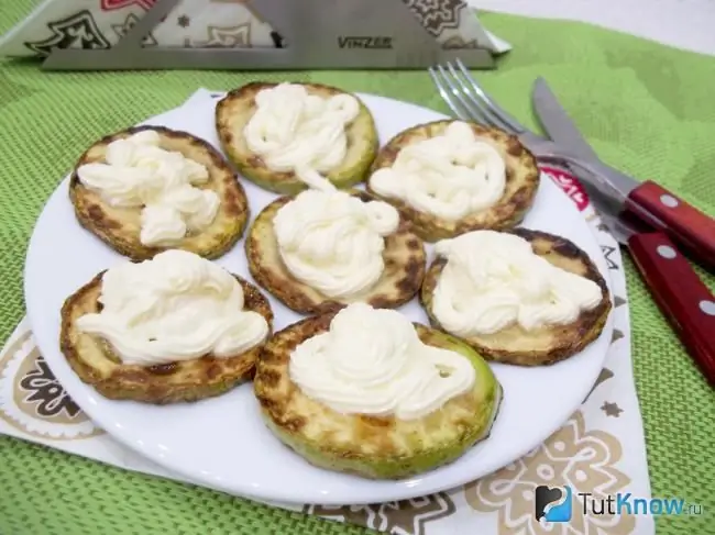 Zucchine fritte piccanti pronte con crema di formaggio