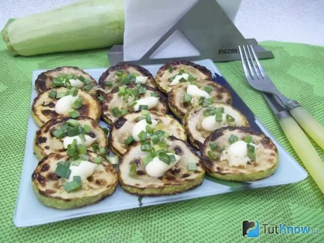 Klaar gebakte courgette met uie