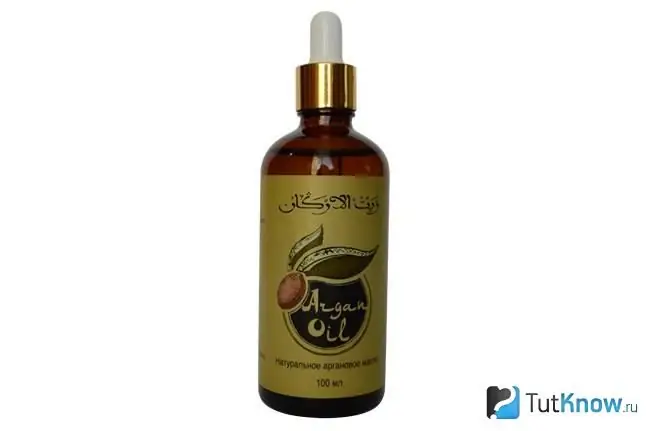 Bouteille d'huile d'argan sur fond blanc