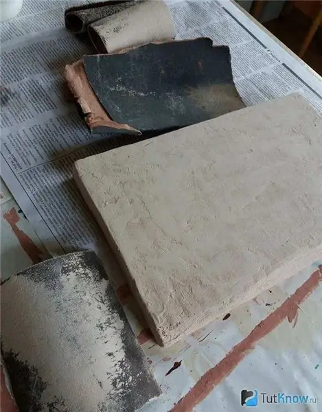 Strato di gesso trattato con carta vetrata