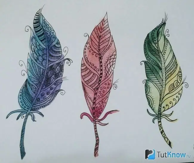 Tiga bulu dihiasi dengan corak zentangle