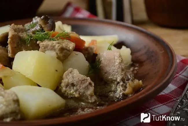 Kartoffeln mit Fleisch und Honigpilzen in Töpfen