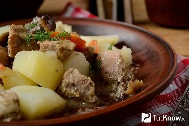 Papas listas para servir con agáricos de carne y miel