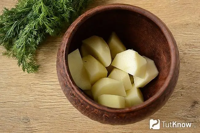 Patatas en rodajas en una olla