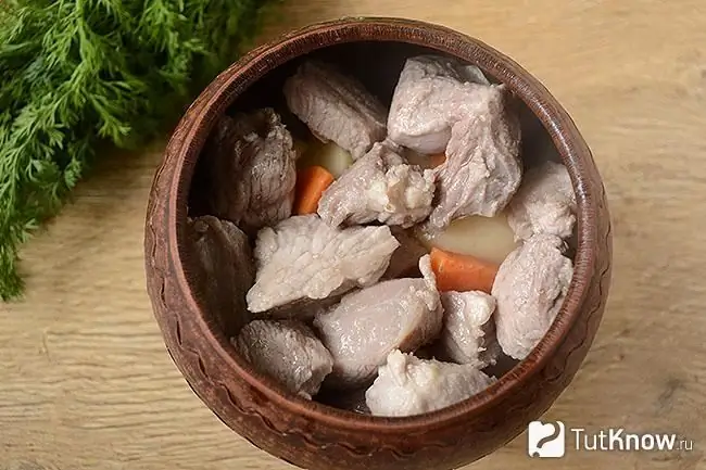 Patatas en rodajas con zanahorias y carne en una olla