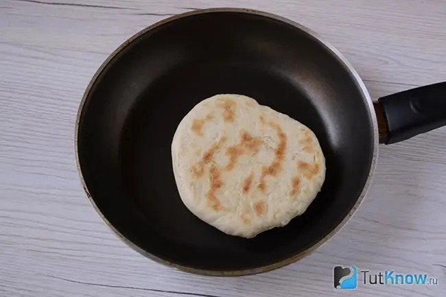 Roti rata digoreng di satu sisi dalam kuali