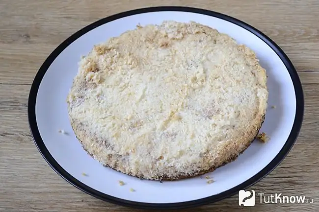 La torta al cocco finita è disposta su una ciotola