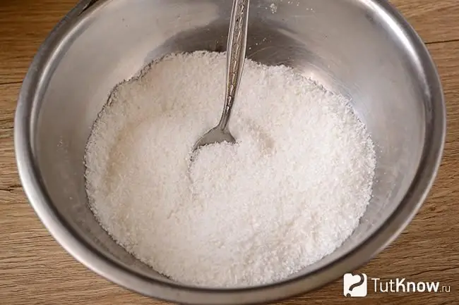 Sucre et flocons de noix de coco dans un bol