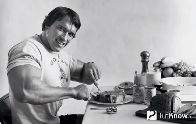 Arnold Schwarzenegger sedang makan