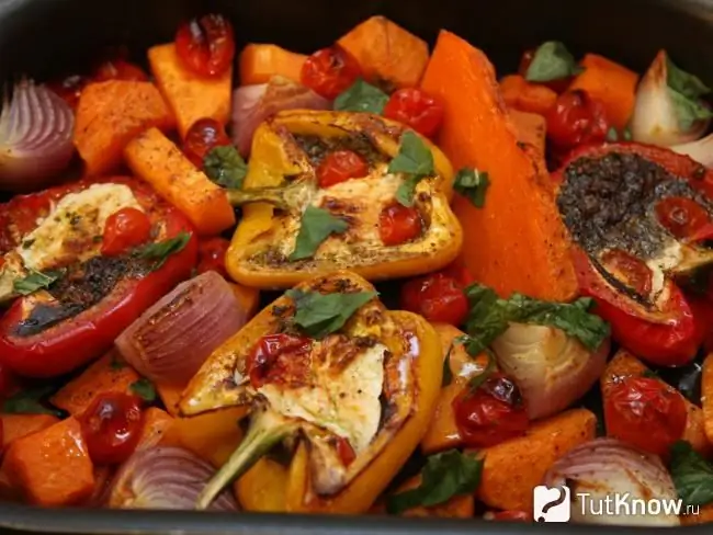 Verduras cocidas al horno en el horno