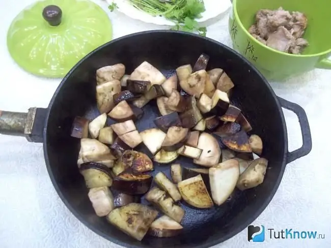 Les aubergines sont tranchées et frites dans une poêle