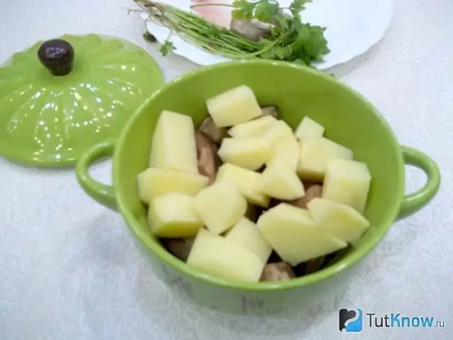 Pommes de terre tranchées ajoutées au pot