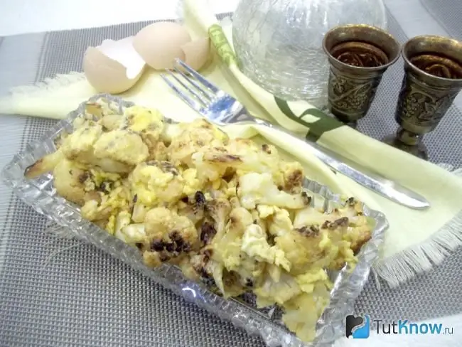 Coliflor frita cocida en salsa de huevo y leche