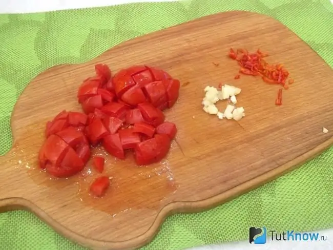 Tomates picados al ajillo con ají picado