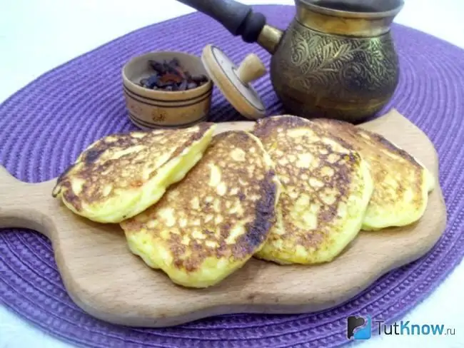 Mga nakahanda nang pancake na may keso sa maliit na bahay at marmalade