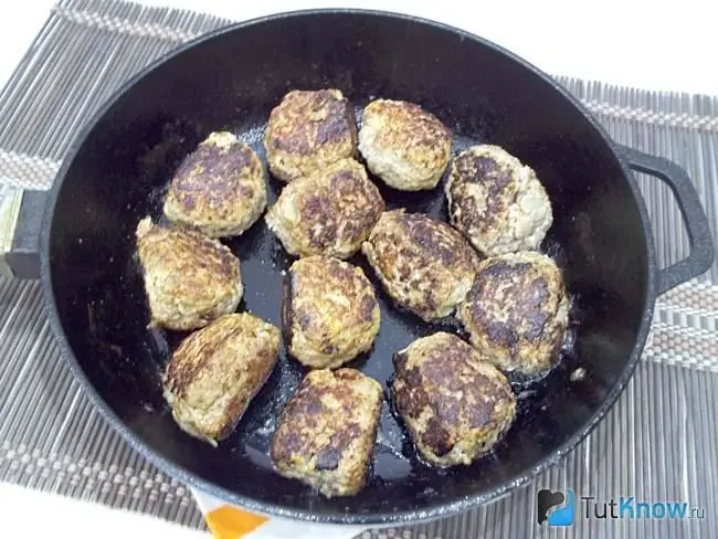 Meatballs yog kib hauv ib lub lauj kaub