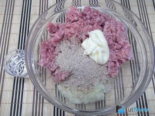 Sour cream and drinking water are added to the minced meat