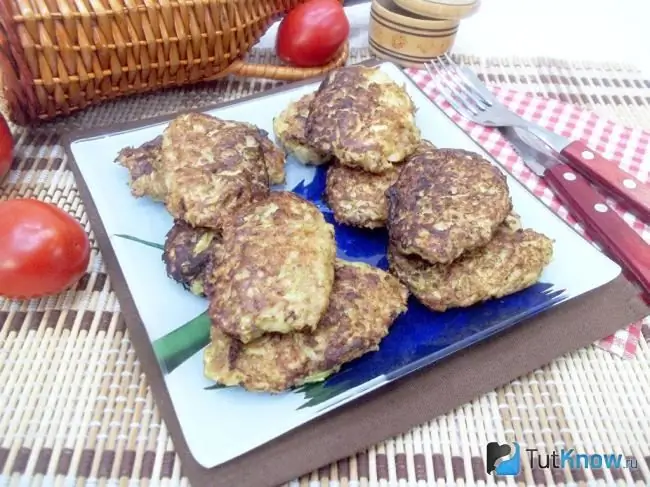 Zucchini болон semolina бүхий бэлэн махан бин