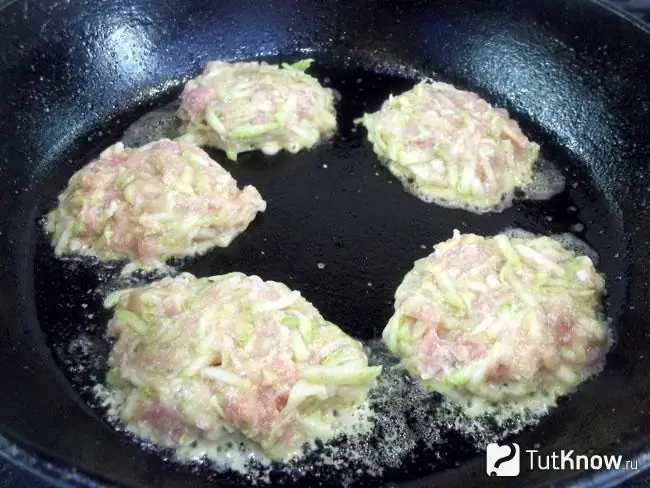 Las chuletas se fríen en una sartén