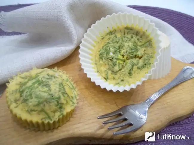 Klaargemaakte omelet met ketchup in silikoonvorms vir gestoomde muffins