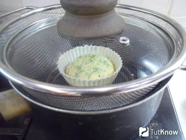 Omelette au ketchup dans des moules à muffins en silicone, cuite à la vapeur