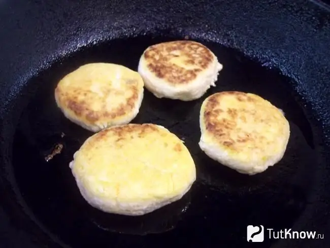 Bolinhos de coalhada fritos em uma panela