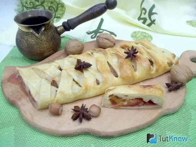 Rollo de masa de levadura preparada con ciruelas