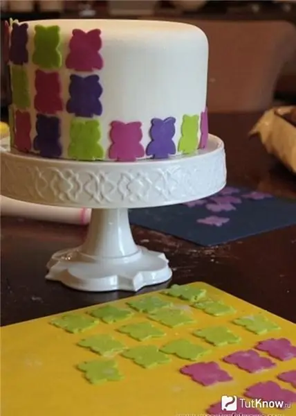 The process of decorating a cake with owl figurines