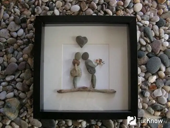 Image of a couple in love, laid out of stones