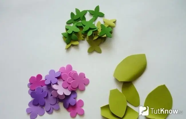 Fleurs et feuilles préparées à partir de foamiran