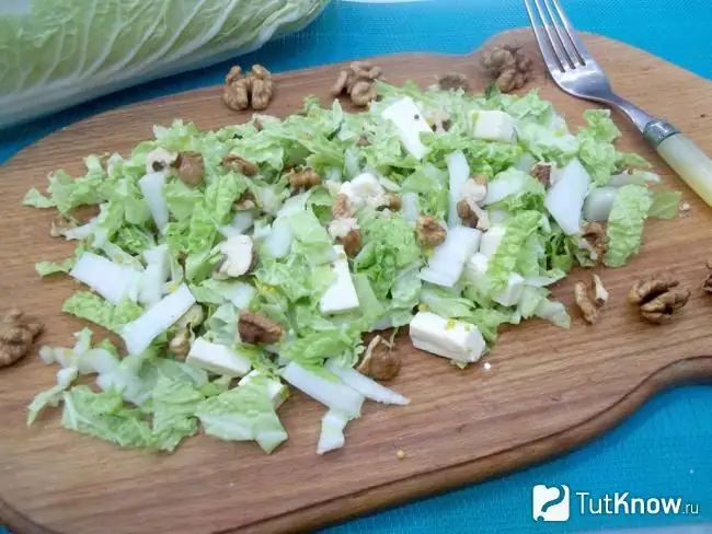 Insalata pronta di cavolo cinese con formaggio e noci