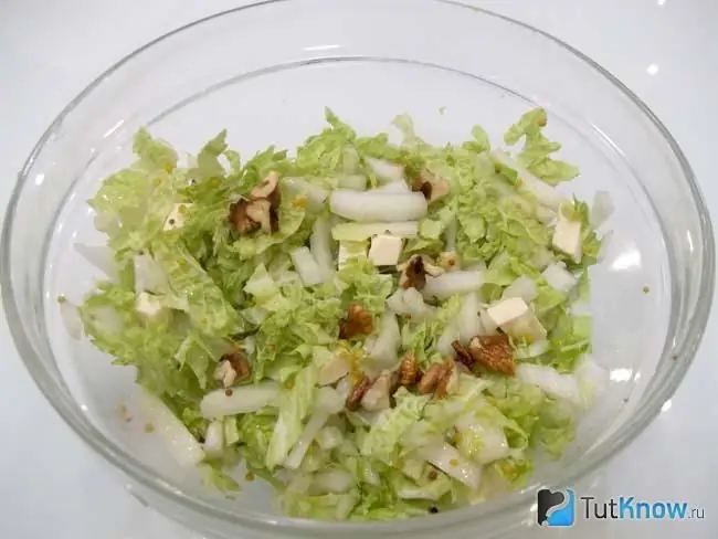 Salad kubis Cina siap pakai dengan keju dan kenari