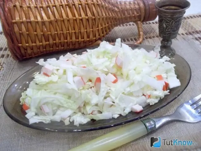 Salad siap pakai dengan kol Cina, jahe, dan stik kepiting