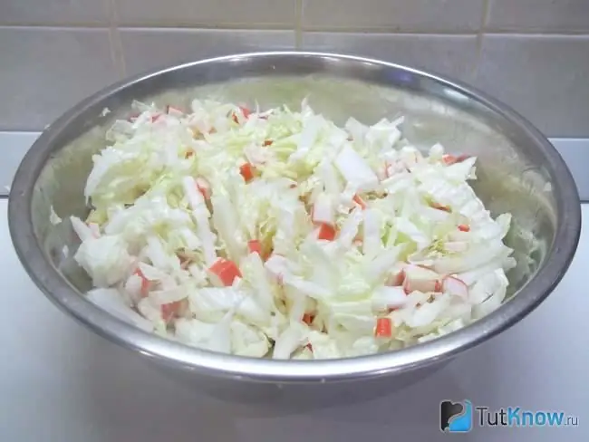 Ensalada preparada con repollo chino, jengibre y palitos de cangrejo