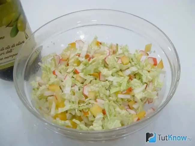 Salada de caranguejo pronta com caqui e couve chinesa