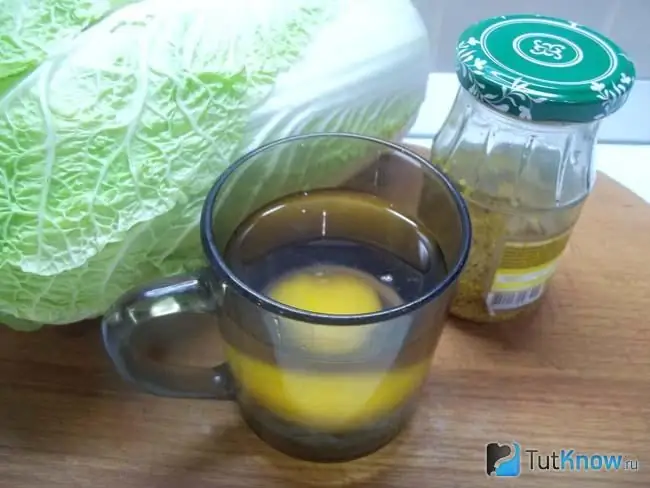 El huevo se coloca en una taza de agua