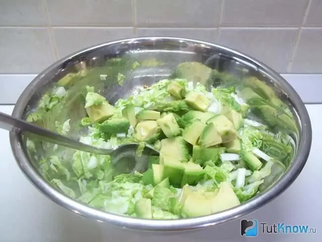 Aguacate agregado al repollo