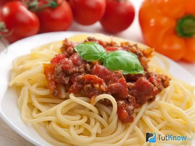 Macarrão com carne picada e tomate