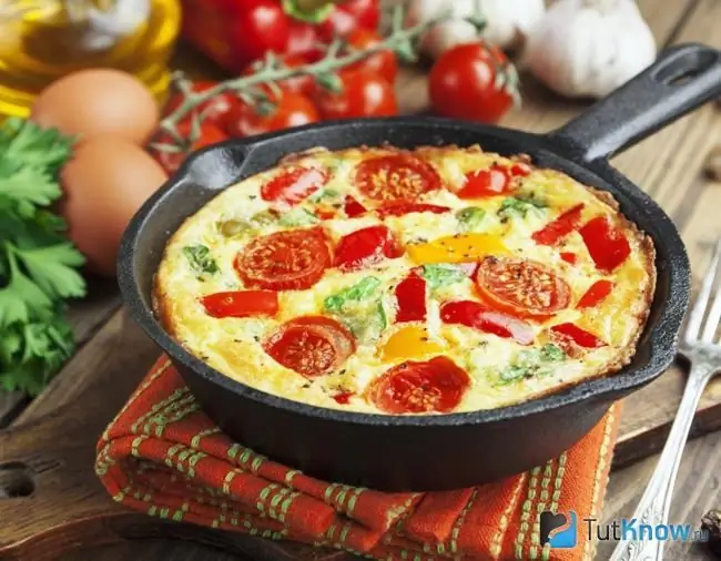 Frittata กับพาสต้าและมะเขือเทศ