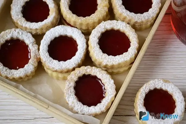 Mga biskwit na Shortbread na may isang layer ng jam